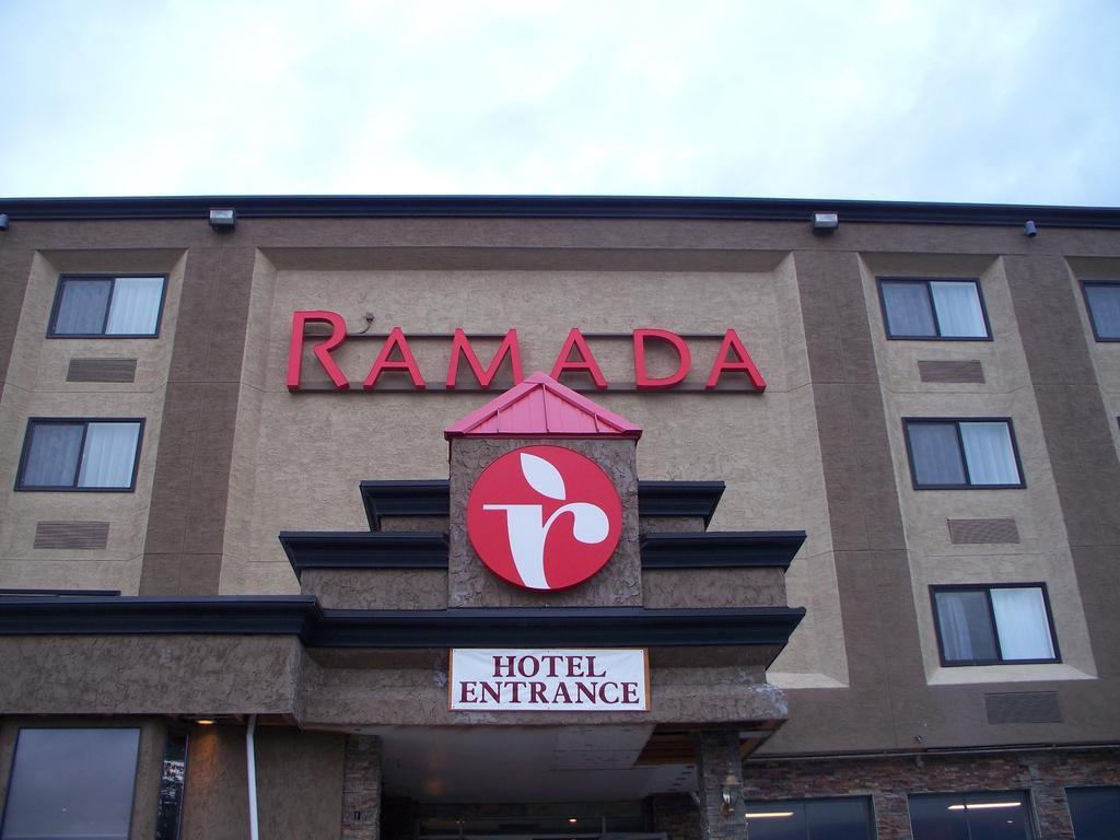 Ramada By Wyndham Уилямс Лейк Екстериор снимка