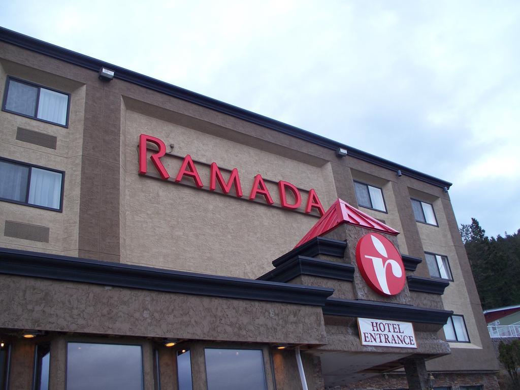 Ramada By Wyndham Уилямс Лейк Екстериор снимка